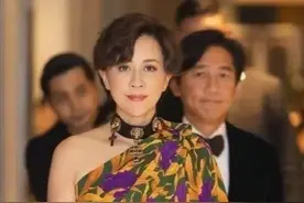刘嘉玲55岁还很显嫩，穿着碎花裙挺时髦，一旁的梁朝伟则真老了图片
