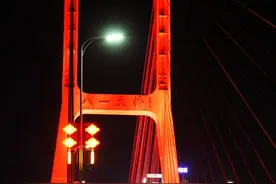 南昌八一大桥为何一头是雄狮 另一头却是一白一黑两只猫图片