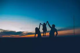 “妈妈真的第一个来接我啦！”父母的守信，才是对孩子最大的温存图片