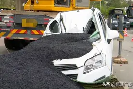 瞬间被埋！送孩子上学 小轿车行驶中被滚烫的沥青掩埋图片