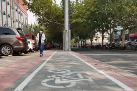 河北保定：为了创建文明城市，藏起共享单车，城郊垃圾处置点堆放大量单车，闹市停车位空空荡荡图片