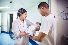 爸爸姓吉，护士出生证明打错连连道歉，宝爸一看不怒反喜：不改了图片