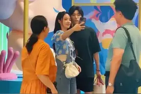 李莎晏子刚官宣就见家长！和男友当众亲吻，女方父亲直言辣眼睛图片