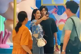 李莎晏子刚官宣就见家长！和男友当众亲吻，女方父亲直言辣眼睛图片