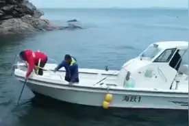 贪吃不知归路 小岛居民海中营救贪吃小羊图片