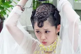 她曾参与演唱《北京欢迎你》，因说错一句话被封杀，如今怎么样了图片