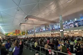 孩子11岁留学，被寄宿家庭拒绝，回不了家，隔着视频和父母大哭图片