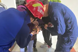 清远阳山：老奶奶戒指卡住手指，消防员及时为老人解困图片