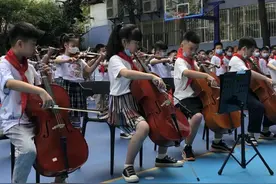 开学第一天，孩子们操场上演奏《龙的传人》致敬英雄的城市图片