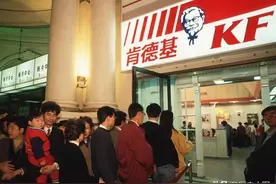 老照片：80年代肯德基在中国，用餐者排到了门外，单日营业额30万图片