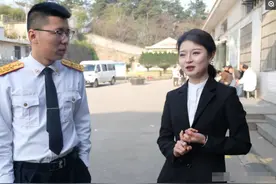 95后情侣双双选择殡葬工作，女生做司仪，侧颜像柳岩，正面似蒋欣图片