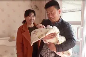 君姐全家去看大女儿，年轻姥爷抱外孙的姿势好标准，温馨的一家人视频封面