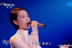 只有王菲，能把高领“秋衣”也穿得时髦图片