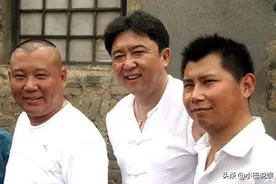 何云伟和于谦合作拍电影，见面叫师大爷？不，应该叫师哥图片