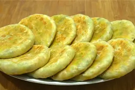 冬天就爱吃这种饼，不用发面，柔软筋道，皮薄馅大，一顿能吃4个图片
