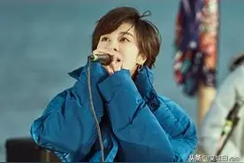 郁可唯上央视真风光，穿棉服配7百球鞋开音乐会，小撒小尼变迷妹图片