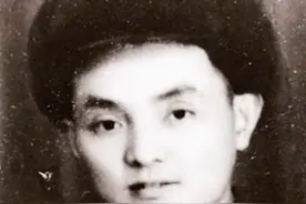 志愿军团长牺牲前旁边插着儿子的照片，60年后儿子去陵园寻找父亲图片