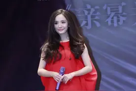 见过穿黑丝袜的，却没见过杨幂穿的这种“黑白袜”，让人大开眼界图片