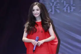 见过穿黑丝袜的，却没见过杨幂穿的这种“黑白袜”，让人大开眼界图片