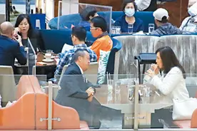 59岁顾纪筠受邀回巢，同曾志伟饮茶气质依旧，身价过亿成励志富婆图片