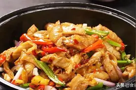 美食湖南、经典湘菜——砂锅肥肠鸭，软嫩爽口、味美醇香扑鼻来图片
