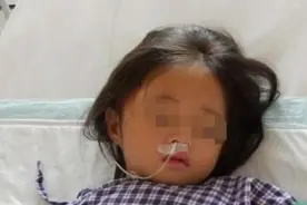 因弟弟摔倒，6岁女孩被奶奶一脚踹翻，昏迷前还哭着“要抱抱”图片