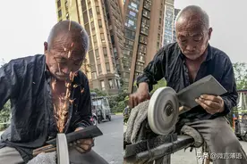 老人磨刀40年，一把刀收费20元，很多人觉得贵却很少人干这行图片