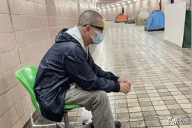 在香港繁华都市的下面：流浪者们住在地下通道里，拼尽全力生存图片