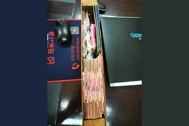 丢弃的柜子夹层竟有一大叠百元钞票，还有项链戒指！保洁员吓坏了图片