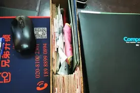 丢弃的柜子夹层竟有一大叠百元钞票，还有项链戒指！保洁员吓坏了图片