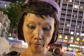 东北“气质女”在深圳街头流浪多年，引人好奇，她男人带娃跑了图片