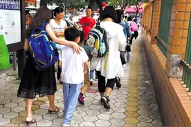 老师称“父母帮孩子背书包”是溺爱，遭家长反驳：你来背背看图片
