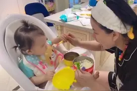知名央视女主持独自带娃显心酸，素面朝天美丽不再，喂饭还被嫌图片