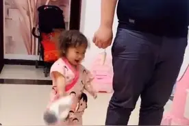 萌娃展现吃货实力：为了美食帽子都不要了，偷吃成功的表情太逗了图片
