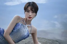 蓝盈莹“翻红”后更自信，穿流光裙腰部还剪掉一截，人鱼曲线惊艳图片