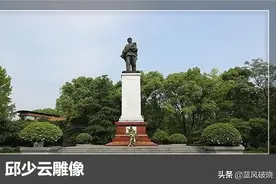 朝鲜战争，邱少云全身烧成了焦炭，手指却完好，到底发生了什么？图片