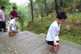 山东小男孩意外失去双腿不自弃，靠毅力努力改变人生 还登上崂山图片