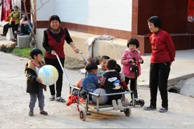 三胞胎交给奶奶带了三个月，妈妈直接认不出，画面太真实图片