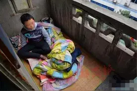 “奶奶只要一告状，我爸就打我！”为什么说“没妈的孩子像棵草”图片