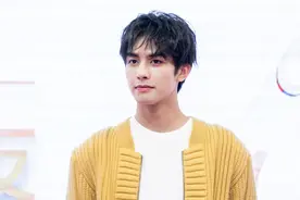 宋威龙扮演年下弟弟太帅了，穿搭也充满时尚个性图片