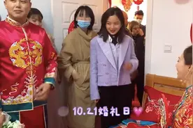 女星辛芷蕾现身婚礼，男粉丝争相合影，穿着高奢却秒变一米五图片