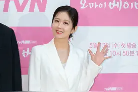 39岁张娜拉西装造型可爱又帅气，涂红唇露甜笑清新可人图片