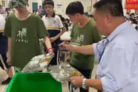 校长站在垃圾桶边吃光学生剩饭，是作秀还是真诚？图片