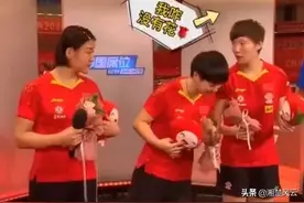 国乒趣事多！曼昱拿倒花大梦掉杯盖，奖牌被搞混，奖杯多到板车运图片