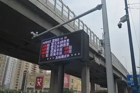 公交车站智能提示系统投用，随时知道公交车啥时到图片