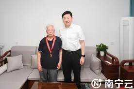 王小东走访慰问党员代表和因公殉职党员干部家属图片