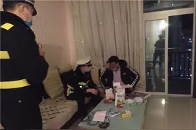 寂寞小伙醉酒后坐窗台表白邻居女儿 邻居：我女儿已经结婚了图片