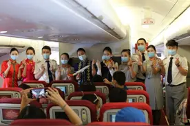 28载坚守蓝天，海航旗下首都航空客舱经理刘露光荣退休图片