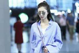 “小腰精”江疏影，身穿亚麻衬衫搭配半裙，腰线惊人又干净利落图片