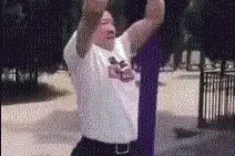 大爷大妈迷惑健身行为动图大赏：公交车上林黛玉，广场里面黄飞鸿图片